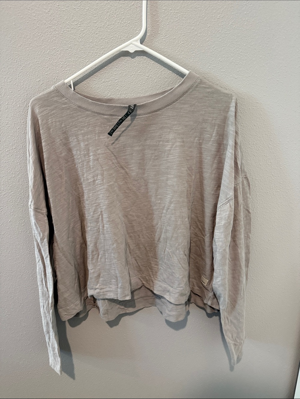Vuori Relaxed Long-Sleeve Crew in Light Taupe